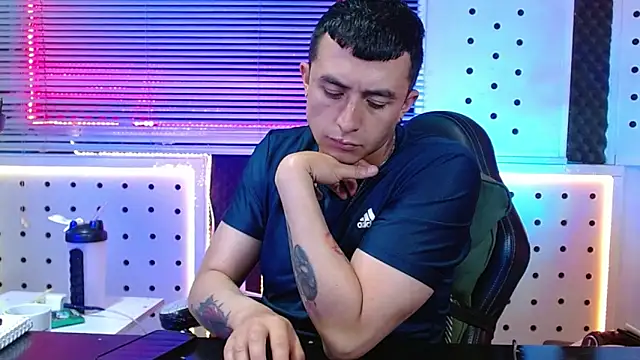 XXX chat uživo modela Godofcumxxx