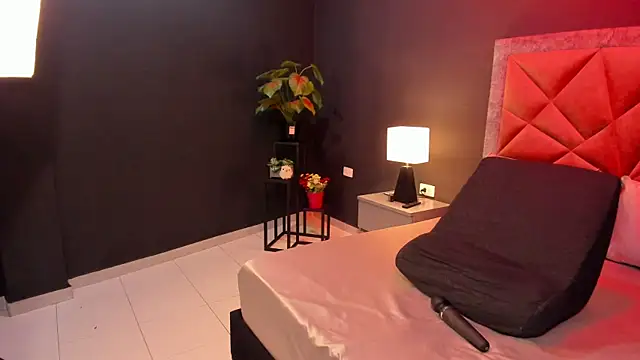 Pokazy przed kamerką – mia_milff