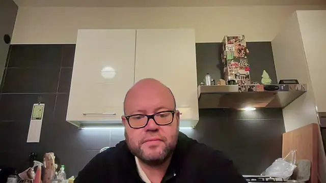 Show modela theitalianbear na web-kameri