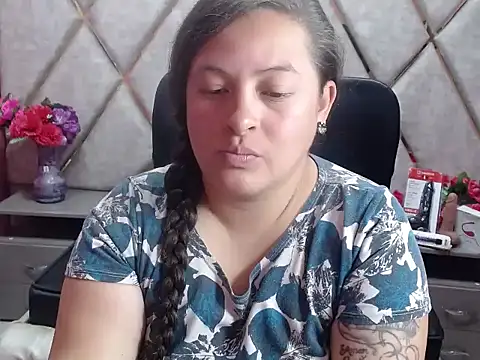 Sarah_Boobs_ Adlı Modelin Canlı XXX Sohbeti