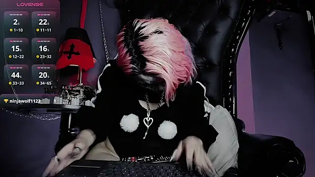 Navier__ élő XXX-chatje