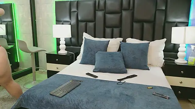 KarlaAndMike's Live XXX Chat