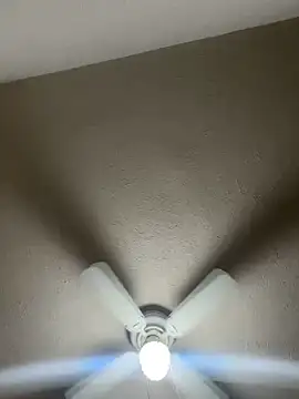 Burndew: διαδικτυακό σόου στην κάμερα