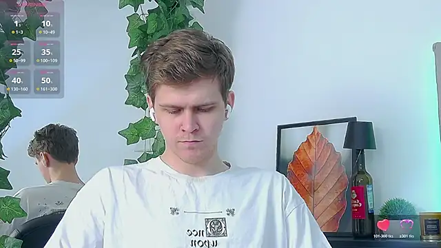 NickJohnas: διαδικτυακό σόου στην κάμερα