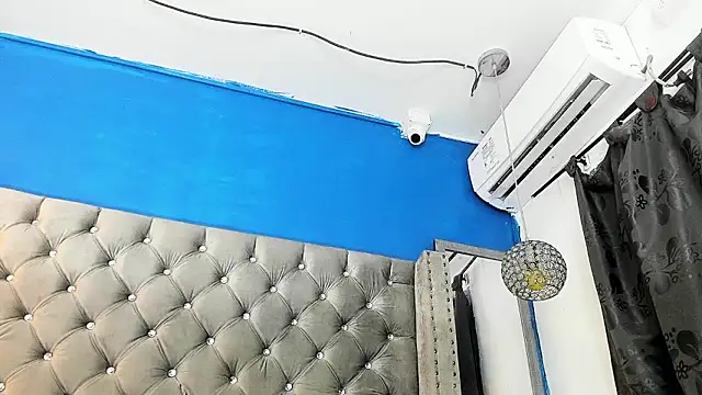 Show modela latinhotmuscle na web-kameri