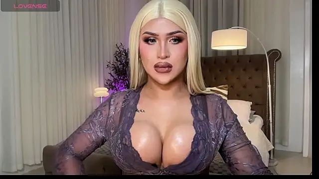 Pokazy przed kamerką – Your_Majesty_Tyra