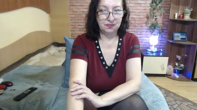 EvelyneFlirtyMilf 现场XXX聊天