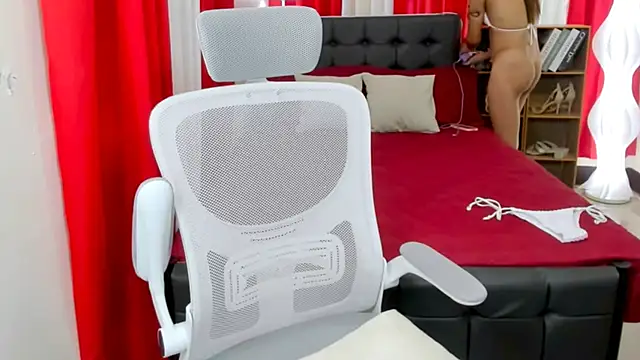 Show modela hotjessieempress na web-kameri