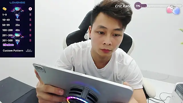 X-manh: διαδικτυακό σόου στην κάμερα