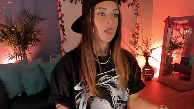 Megan_inked Adlı Modelin Canlı XXX Sohbeti