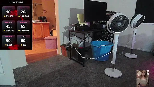 Blondiewithanass webcam show