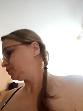 BLONDKICIA1 Adlı Modelin Canlı XXX Sohbeti