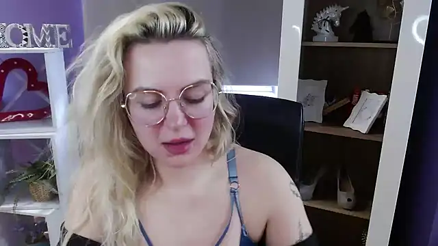 Zoey_Erotic Adlı Modelin Canlı XXX Sohbeti