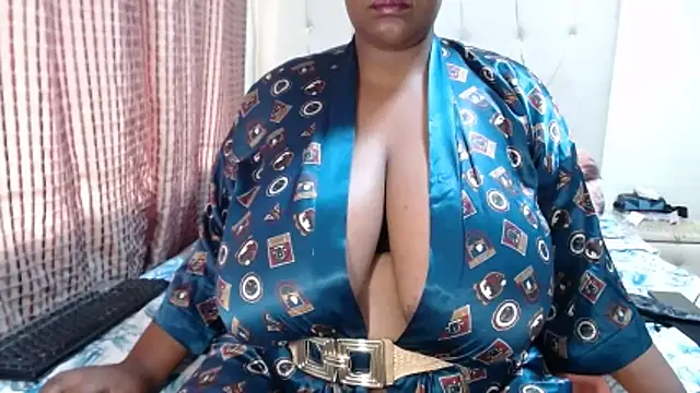 CHOCOLATEDARKBUSTYX élő XXX-chatje