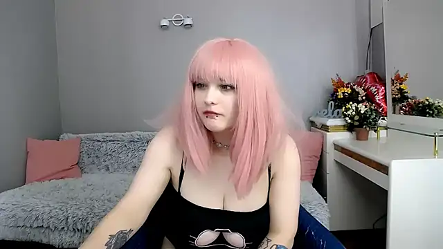 Estheri: διαδικτυακό σόου στην κάμερα