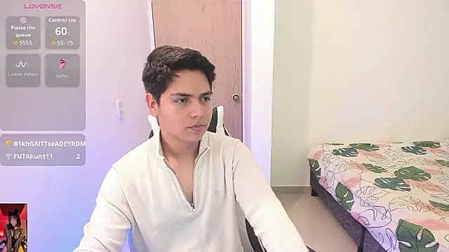 Asta_YunoXXX: διαδικτυακό σόου στην κάμερα