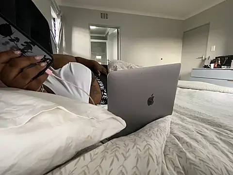 MissLola27 – Naživo XXX chat