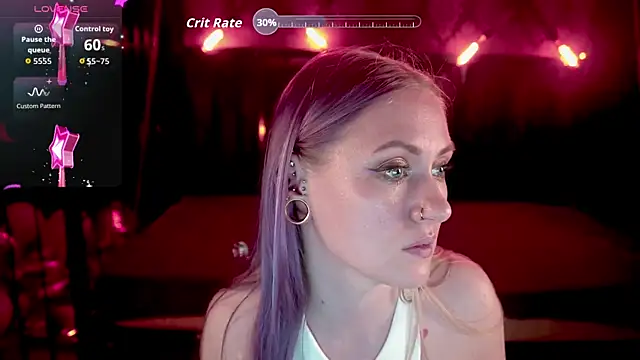 Show modela DramaQuenns na web-kameri