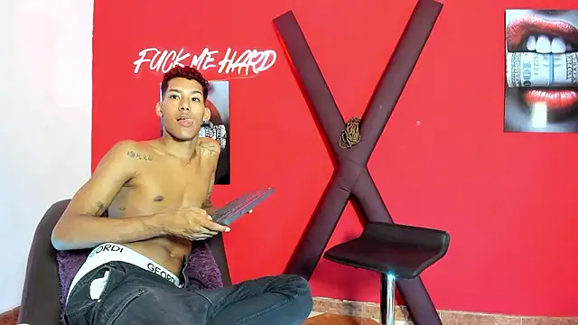 GREEN_BOYS Adlı Modelin Canlı XXX Sohbeti