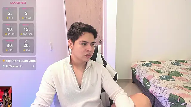 Asta_YunoXXX: διαδικτυακό σόου στην κάμερα