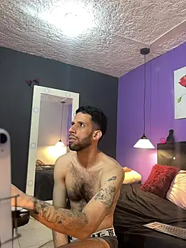 Karim_mansur: διαδικτυακό σόου στην κάμερα