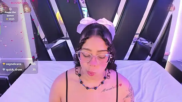 antonelllepiercee Adlı Modelin Canlı XXX Sohbeti