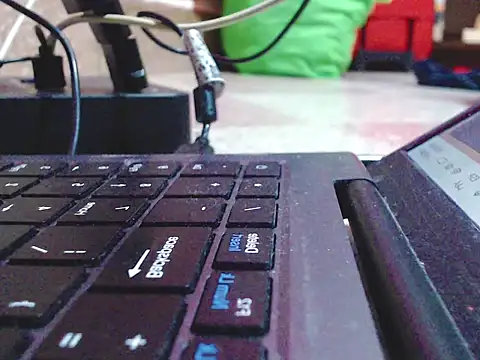 Show modela LatinoClouP94sins na web-kameri