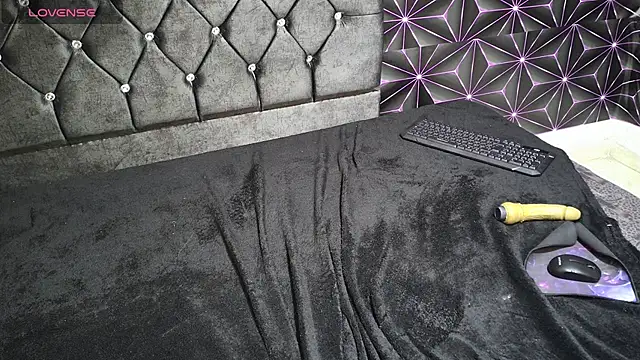 connieehotks: διαδικτυακό σόου στην κάμερα