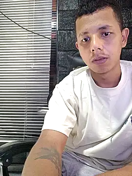 boy_bigcock24cm 现场XXX聊天