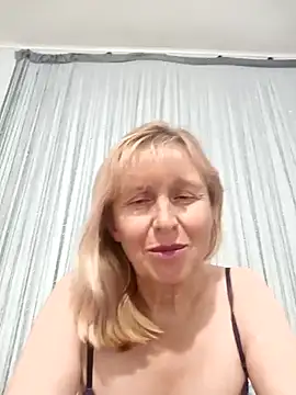 Chat +18 de TrinaAdair ao vivo