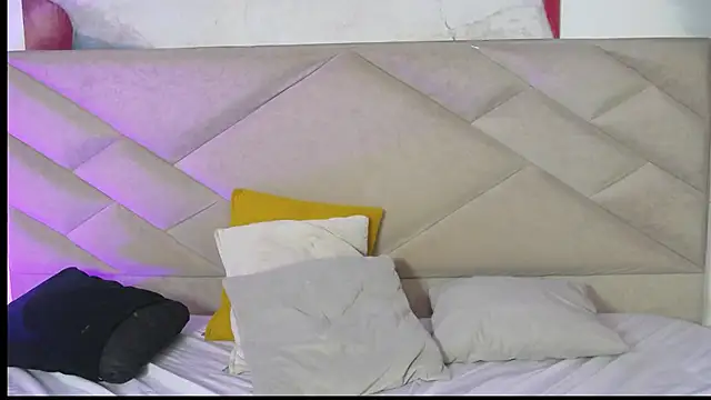 BellaRoux1's Live XXX Chat