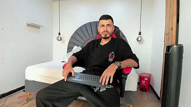 MatthewCullen Adlı Modelin Canlı XXX Sohbeti