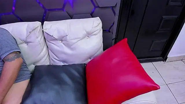 Blow2job-LatのライブXXXチャット