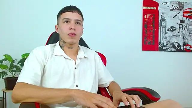 Cumandres18 Adlı Modelin Web Kamerası Şovu