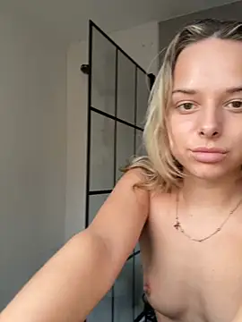 KayleeBella Show in webcam