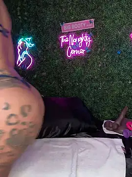 RenaThickAss: διαδικτυακό σόου στην κάμερα