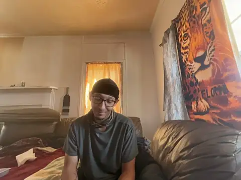 Show modela ThrowedWorldWide na web-kameri