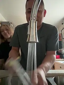 B3toBaby: διαδικτυακό σόου στην κάμερα