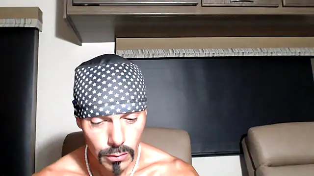 ThickD2C Adlı Modelin Canlı XXX Sohbeti