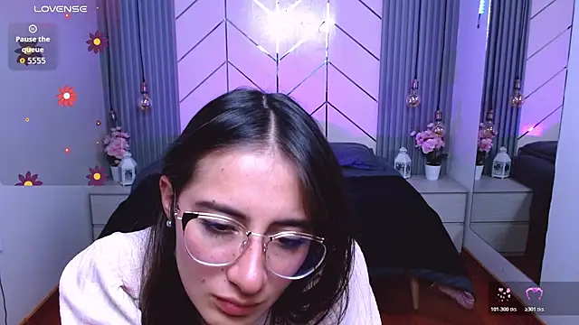 alesiamoore Adlı Modelin Canlı XXX Sohbeti