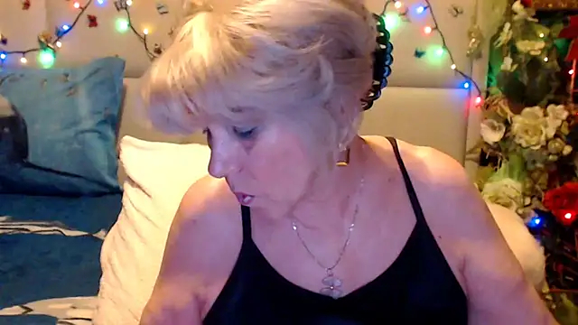 HappyWomanOn Show in webcam