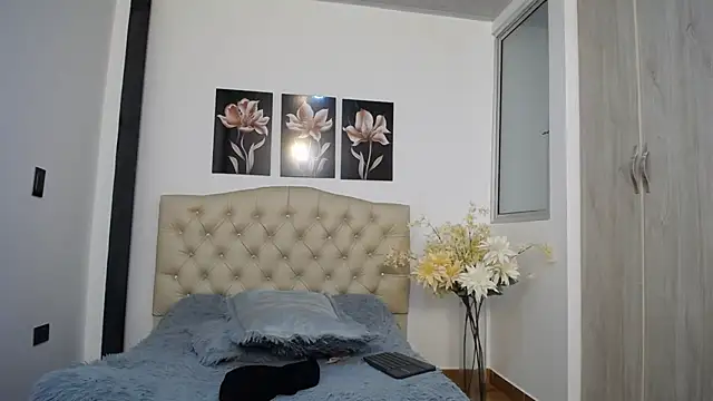 pinky_f00x's Live XXX Chat