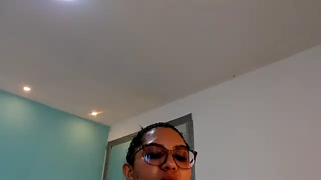 sharlott18's Live XXX Chat