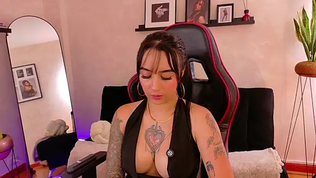 EmmyEvans1 Adlı Modelin Canlı XXX Sohbeti