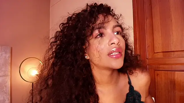 AntonellaHall_ Adlı Modelin Canlı XXX Sohbeti