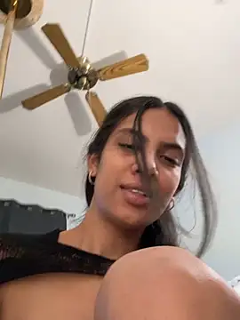 Liyah_19: διαδικτυακό σόου στην κάμερα