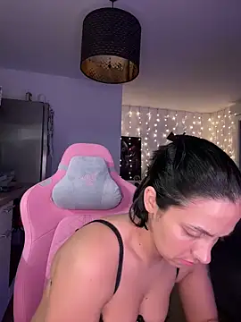 LaPetiteKim – Naživo XXX chat