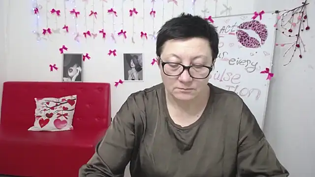 EmilyL0ve Adlı Modelin Canlı XXX Sohbeti