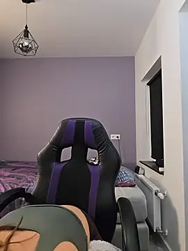 MiaRides19's Live XXX Chat