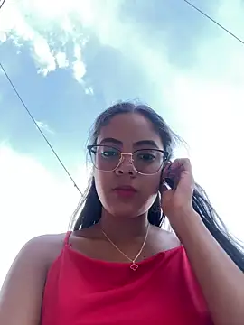 NAUGHTY_LITTLE_18 webkamerás műsora